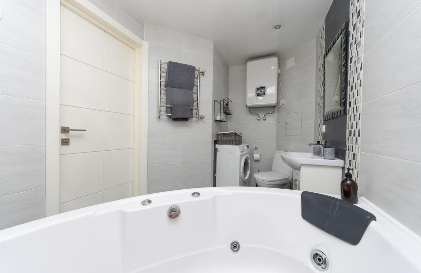 Flat24 On Lesi Ukrainki 3 Lejlighed Kiev Eksteriør billede